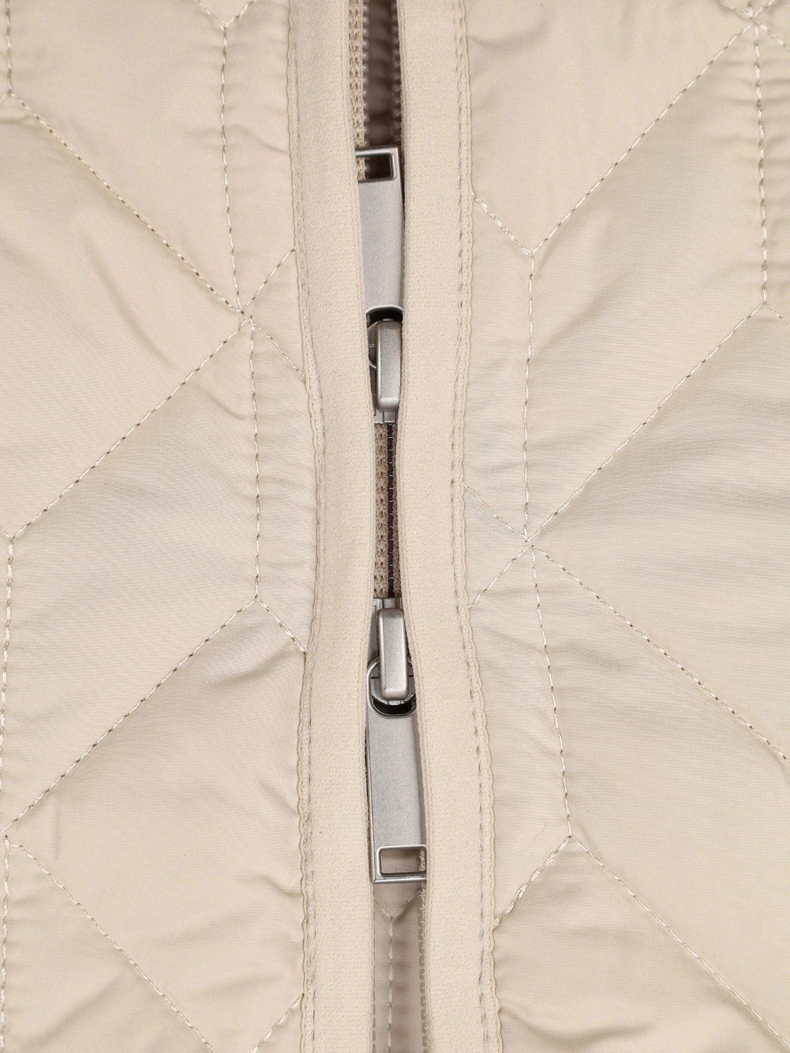 Пальто стеганое светло-бежевого цвета прямого кроя